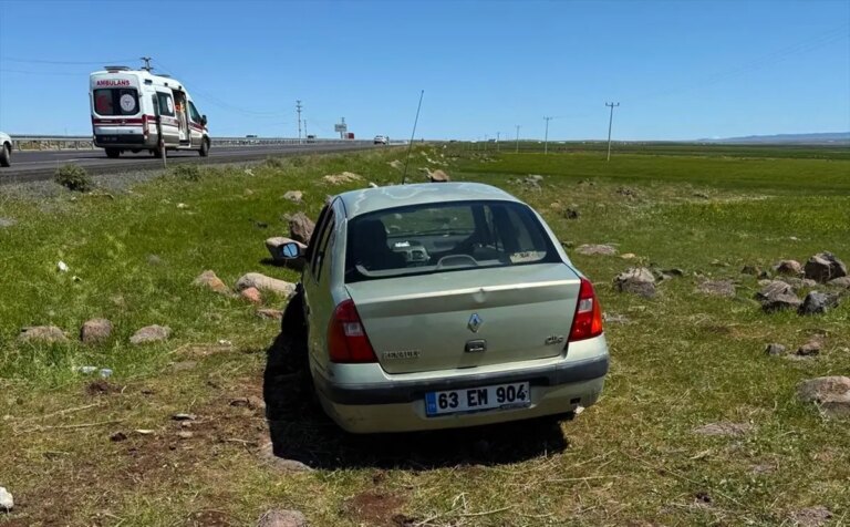 sanliurfada-sarampole-devrilen-otomobilin-surucusu-yaralandi-zP3YSKMT.jpg