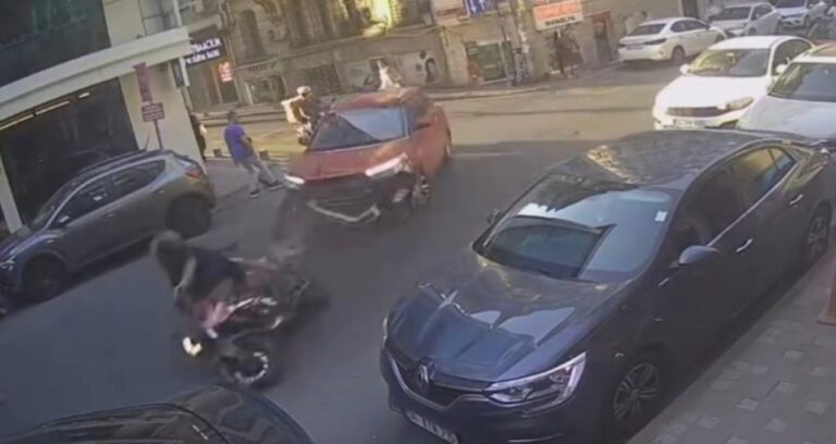 istanbulda-ara-sokaktan-cikan-otomobil-motosiklete-carpti-nrrO1Y8z.jpg